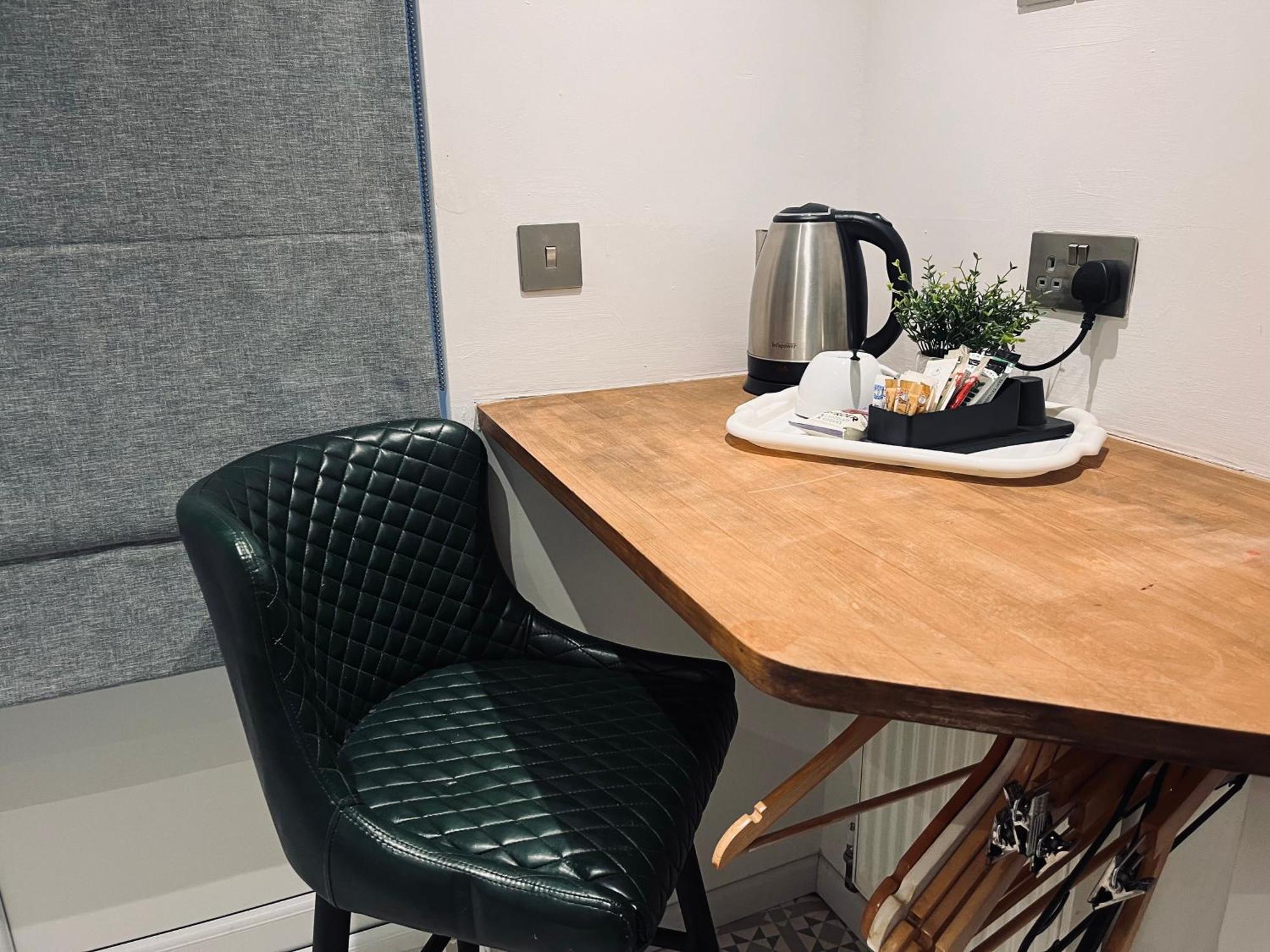 Private Access Small Room In Leicester Free Parking Drinks Екстериор снимка